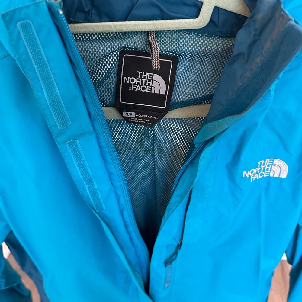 Lightweight north face jacket. Blue in size small!